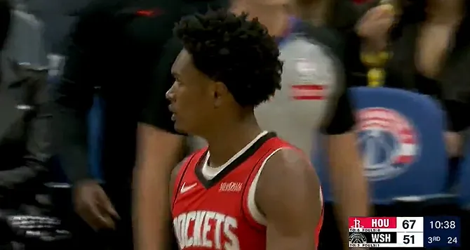 奇才下半场连续出现失误,伊森、阿门分别暴扣火箭领先16分